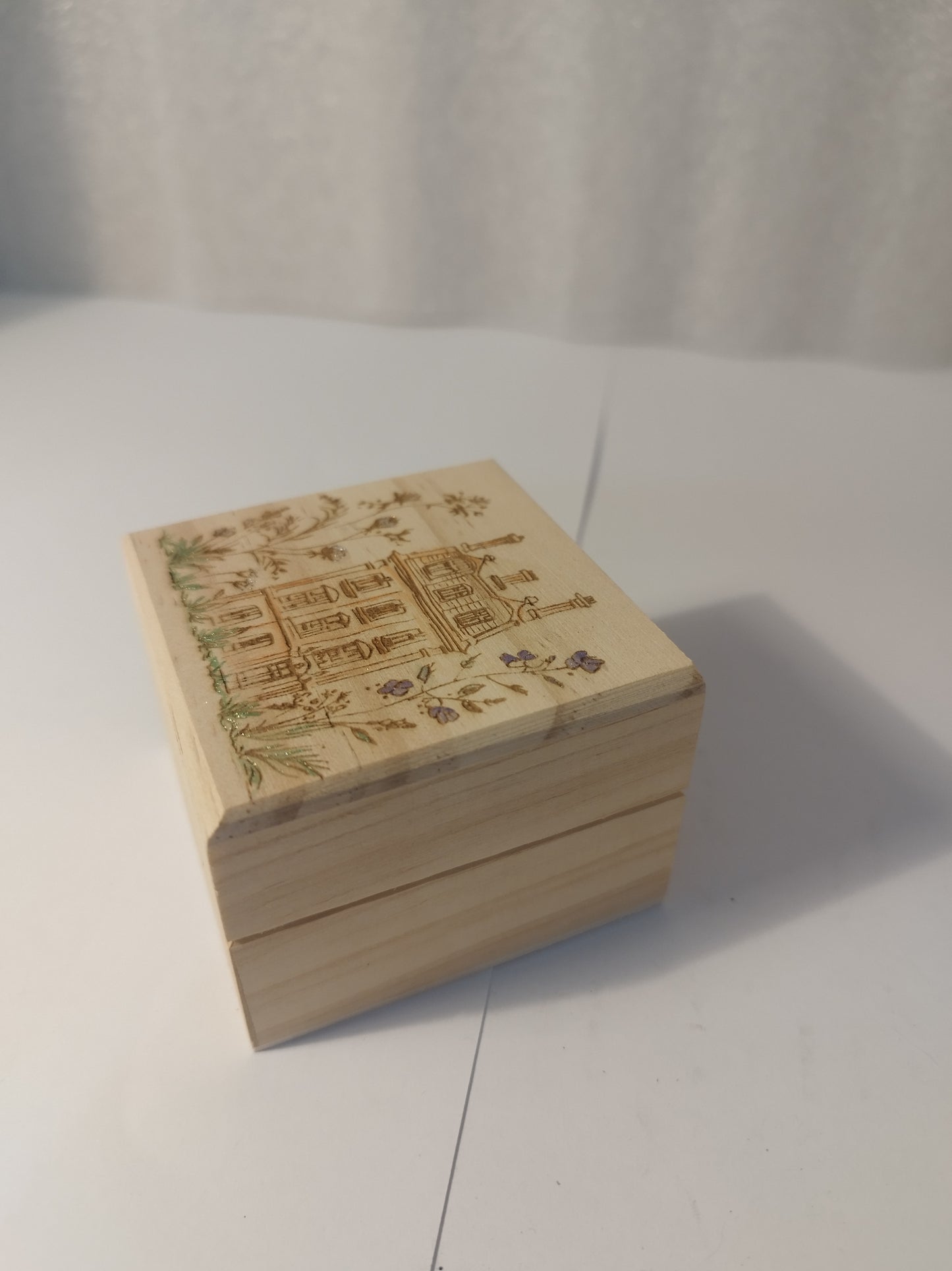 Pretty house engraved and hand painted jewellery box