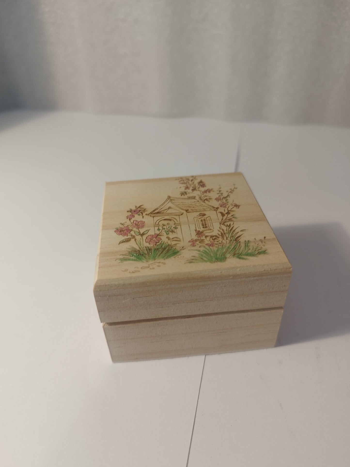 Flower hut engraved and hand painted jewellery box