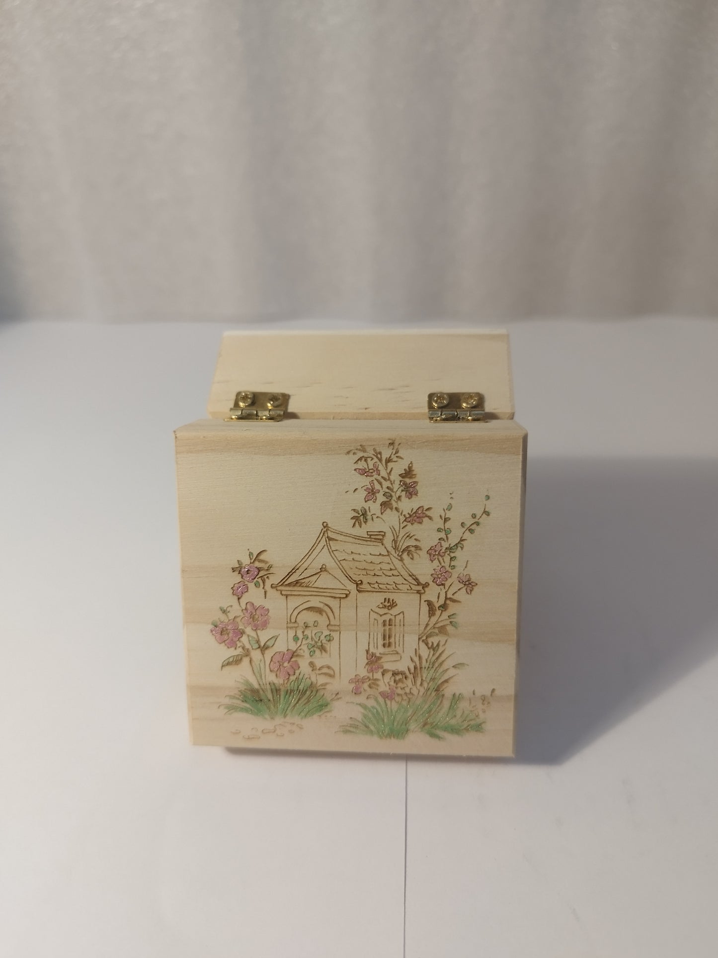 Flower hut engraved and hand painted jewellery box