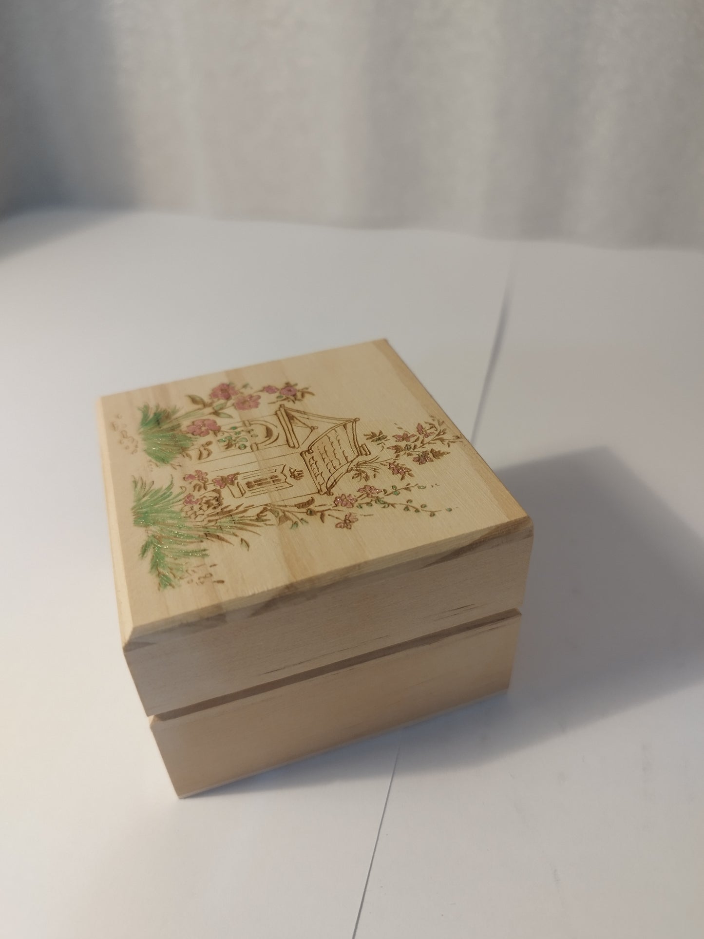 Flower hut engraved and hand painted jewellery box