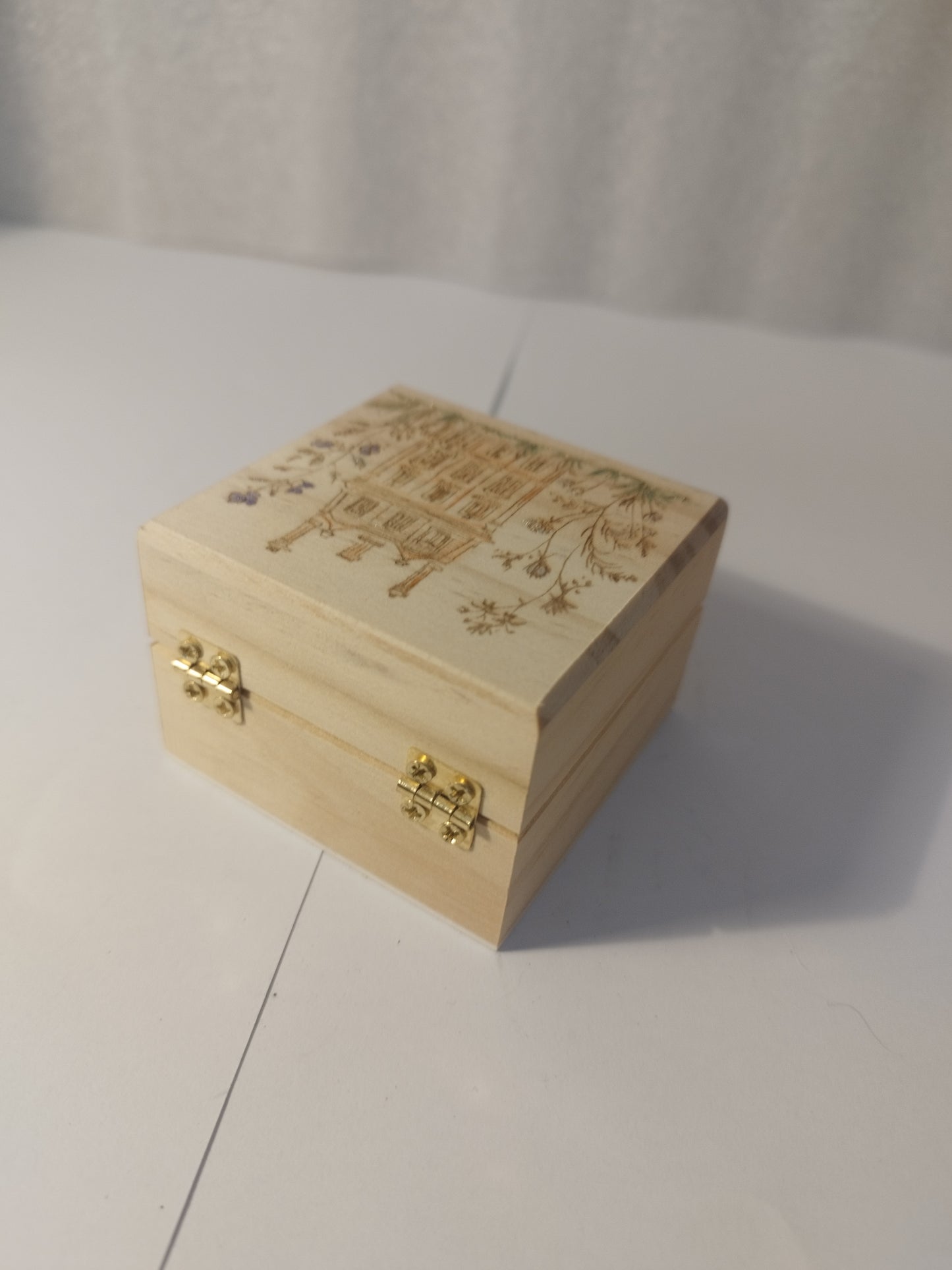 Pretty house engraved and hand painted jewellery box
