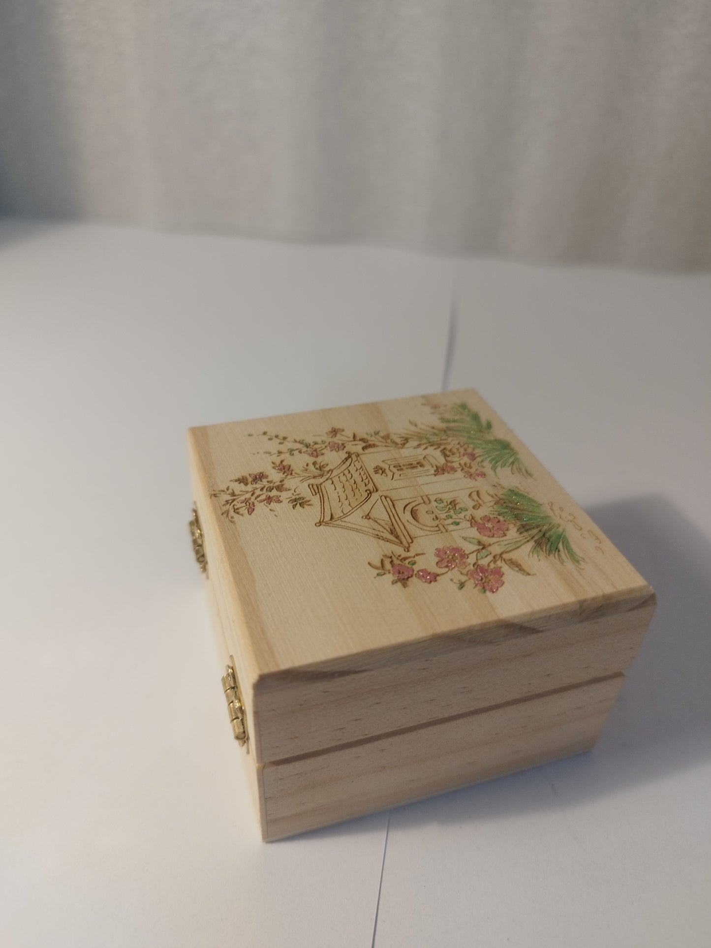 Flower hut engraved and hand painted jewellery box