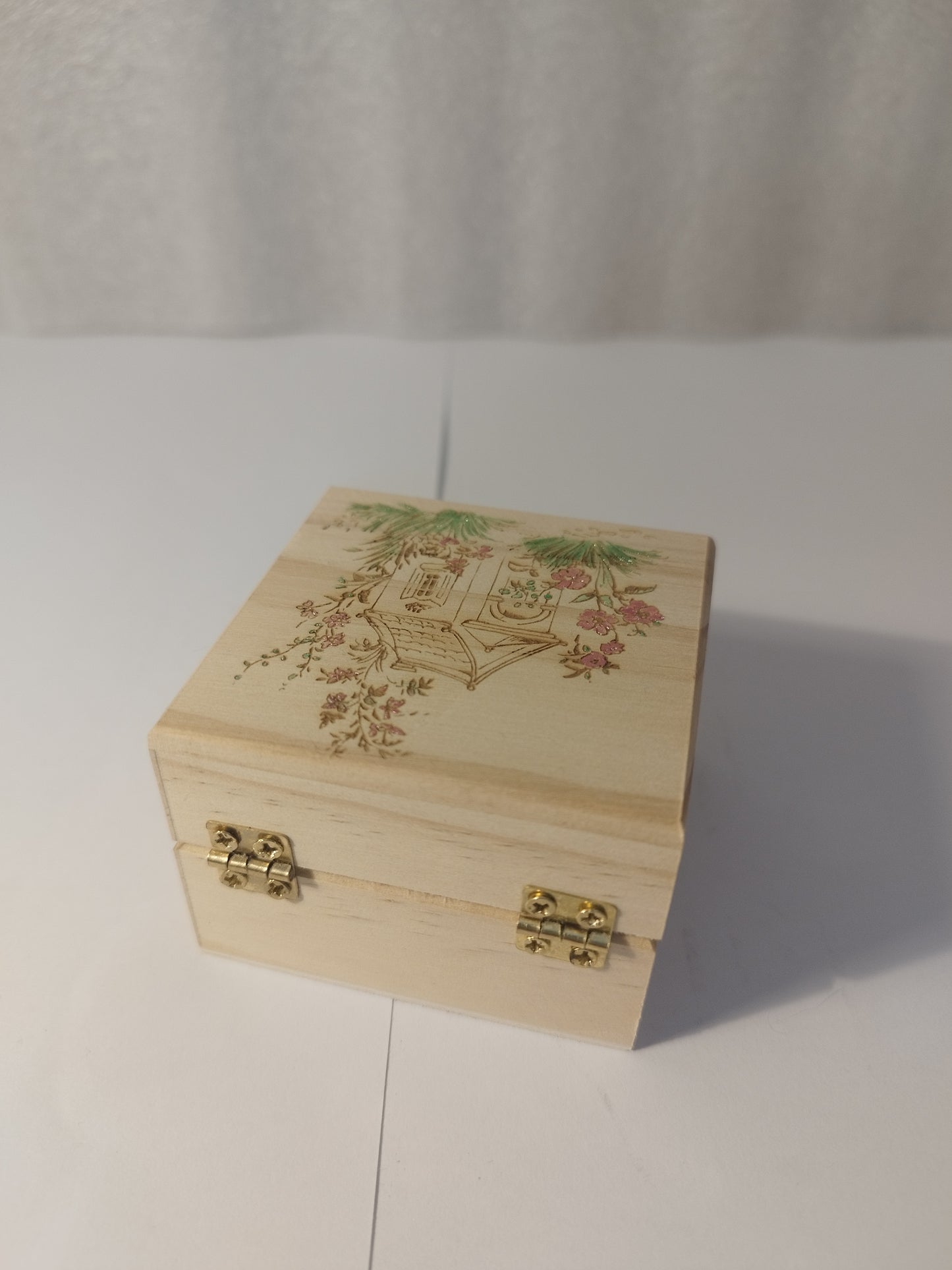 Flower hut engraved and hand painted jewellery box