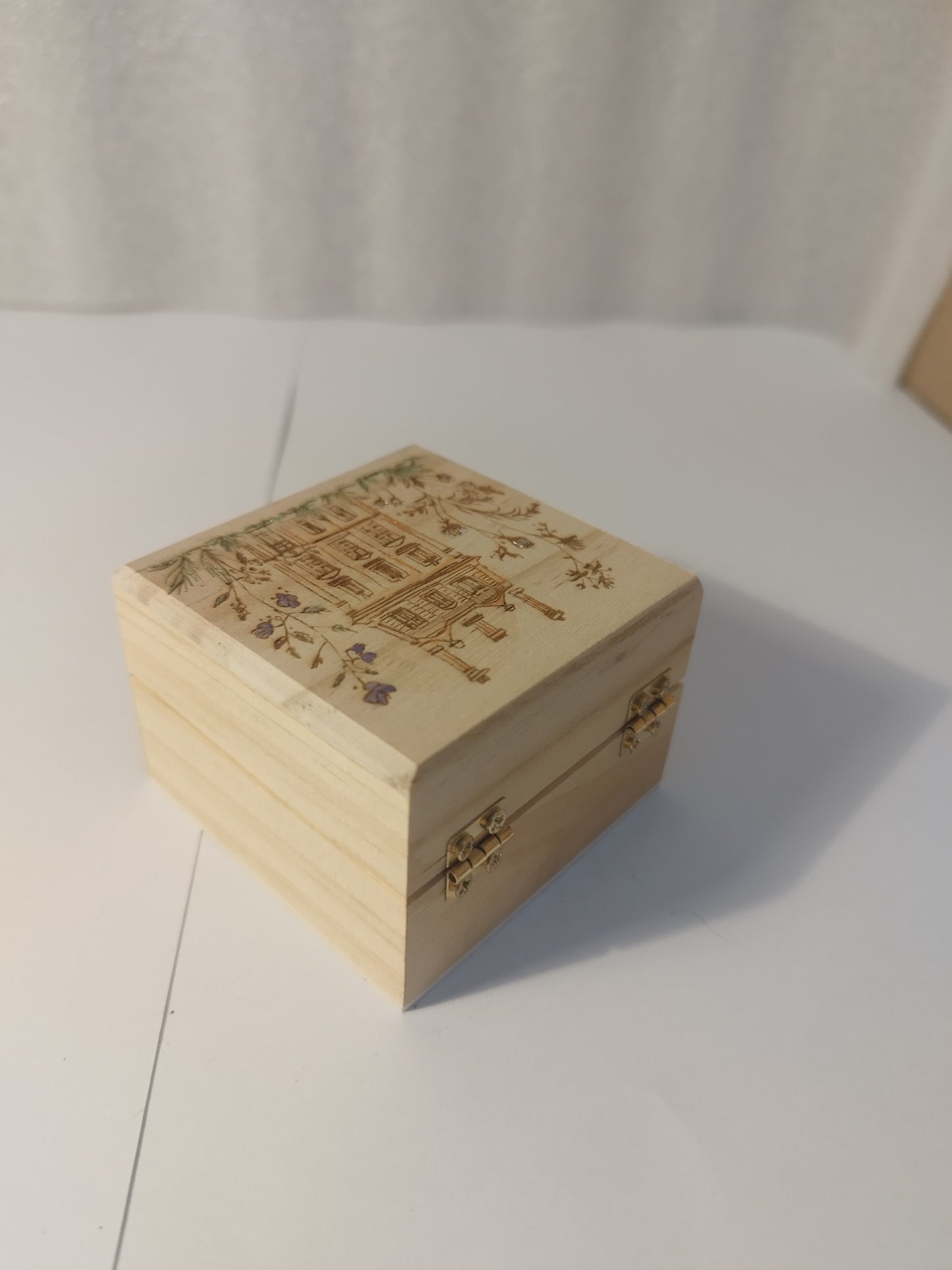 Pretty house engraved and hand painted jewellery box