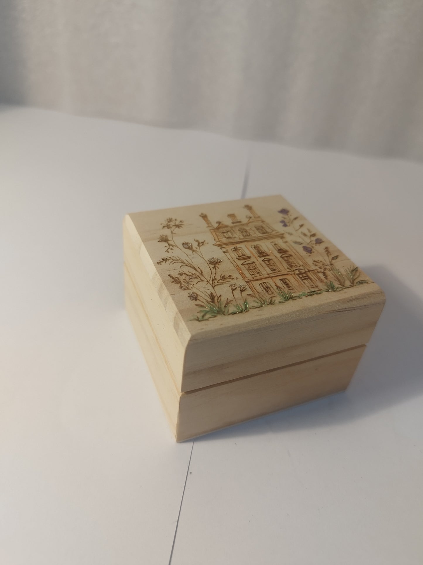 Pretty house engraved and hand painted jewellery box